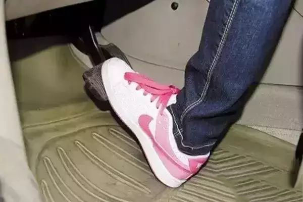开车练车穿什么鞋子好？